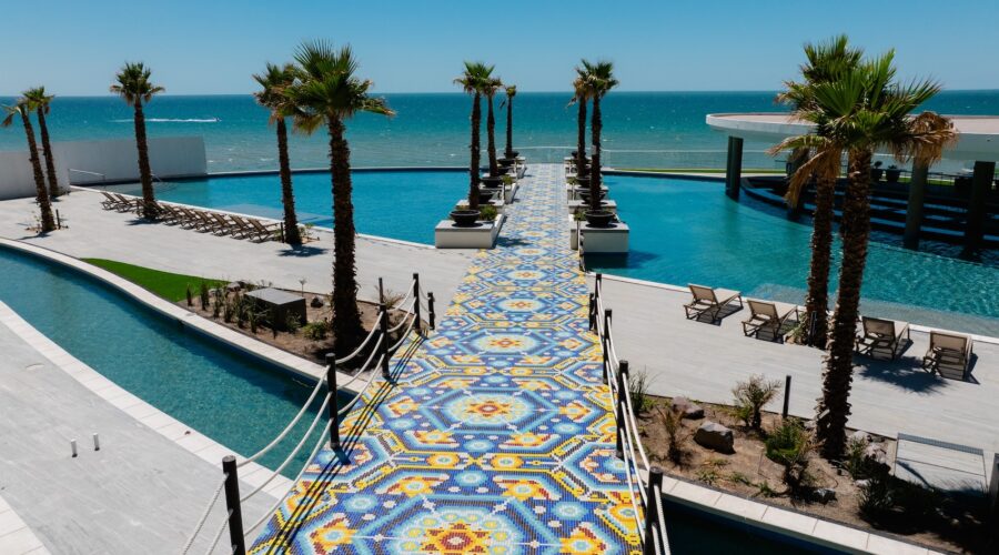 Encantame-Soleil-pool-walkway